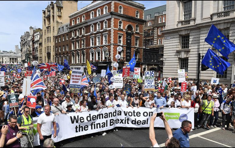 Opositores, muchos con banderas de la UE, marcharon por el centro de la capital británica al parlamento para exigir que el acuerdo de divorcio al que llegue Gran Bretaña con la UE sea sometido al voto. EFE / A. Rain
