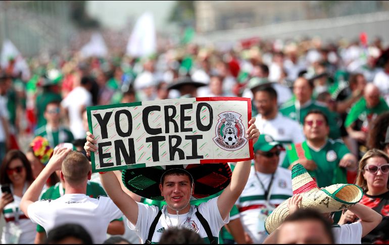 Aficionados mexicanos animan a la Selección Nacional. EFE / J. Méndez