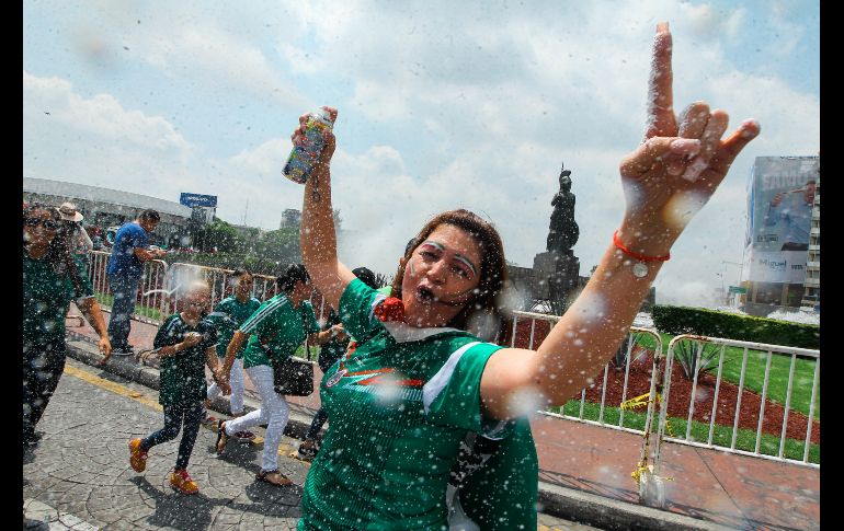 Aficionados se dan cita en La Minerva para celebrar el trinfo de la Selección mexicana. EL INFORMADOR/ G. Gallo