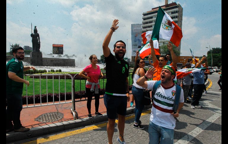 Aficionados se dan cita en La Minerva para celebrar el trinfo de la Selección mexicana. EL INFORMADOR/ G. Gallo