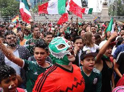 A pesar de estar prohibido, personas que celebran el triunfo mexicano ingieren bebidas alcohólicas; 