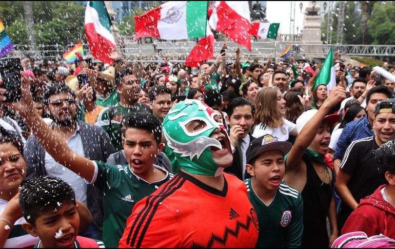 A pesar de estar prohibido, personas que celebran el triunfo mexicano ingieren bebidas alcohólicas; 