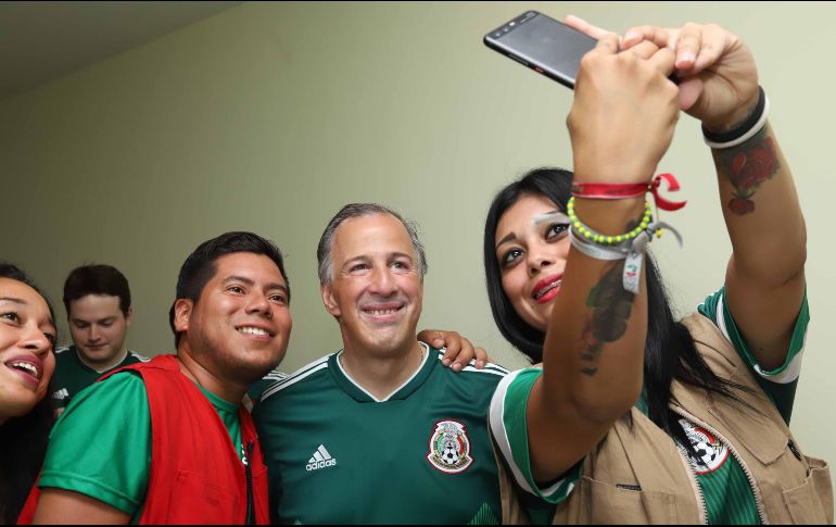 El aspirante indicó que el triunfo de México ante Corea del Sur ''nos alegra mucho, nos alegra mucho la jornada y nos da además muy buena vibra para seguir adelante en este cierre de campaña''. SUN /