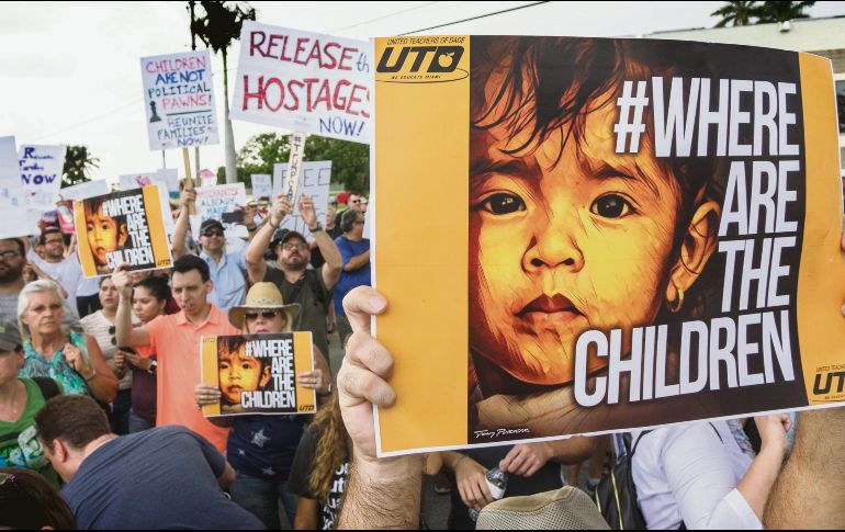 Ciudadanos estadounidenses marcharon en contra de las políticas migratorias de Donald Trump. EFE