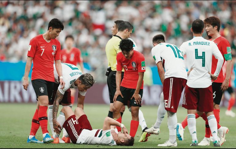 Javier “Chicharito” Hernández, actual goleador de la Selección, también recibió golpes por parte de los coreanos. AP