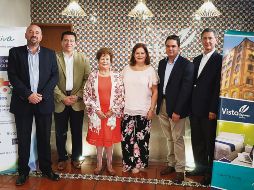 Al centro, Rebeca Gutiérrez, fundadora de Vista Express; la acompañan directivos de Arriva Hospitality Group.
