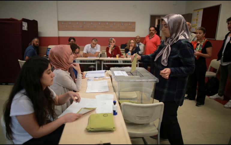 Desde muy temprana hora, las filas de votantes se podían apreciar en los puntos de votación. AP/E. Gurel