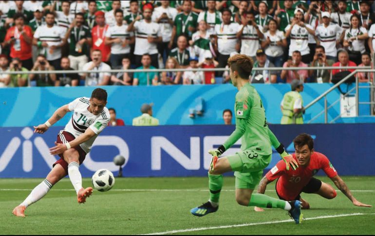 Histórico gol. Javier “Chicharito” Hernández dispara para vencer la cabaña coreana y hacer el 2-0. El tapatío suma tres Mundiales anotando. AFP