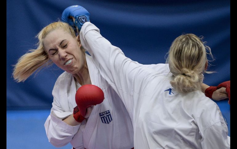 Eleni Chatziliandou (i), de Grecia, y Fortesa Orana, de Kosovo, compiten en karate, en la categoría de más de 68 kilos, durante los Juegos Mediterráneos en Cambris, España. AFP/J. Lago