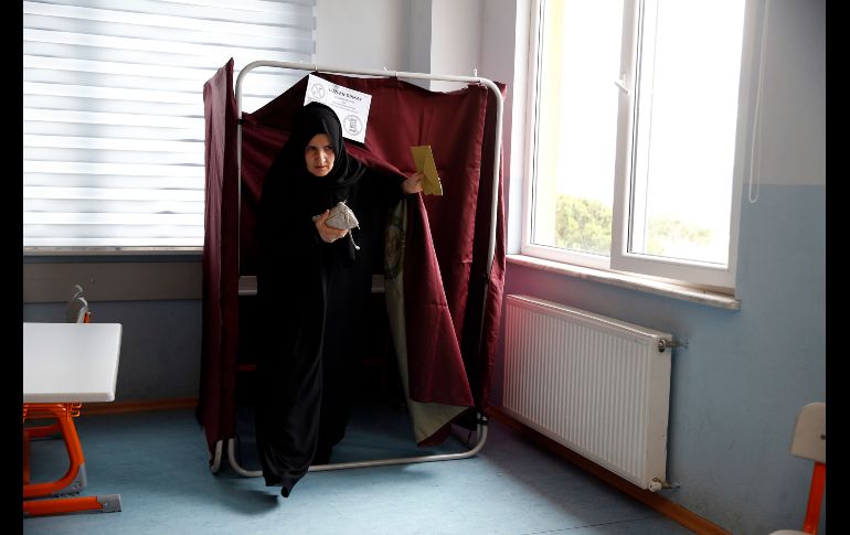 Una mujer vota en una casilla en Estambul, Turquía, en el marco de las elecciones presidenciales y parlamentarias. AP/L. Pitarakis