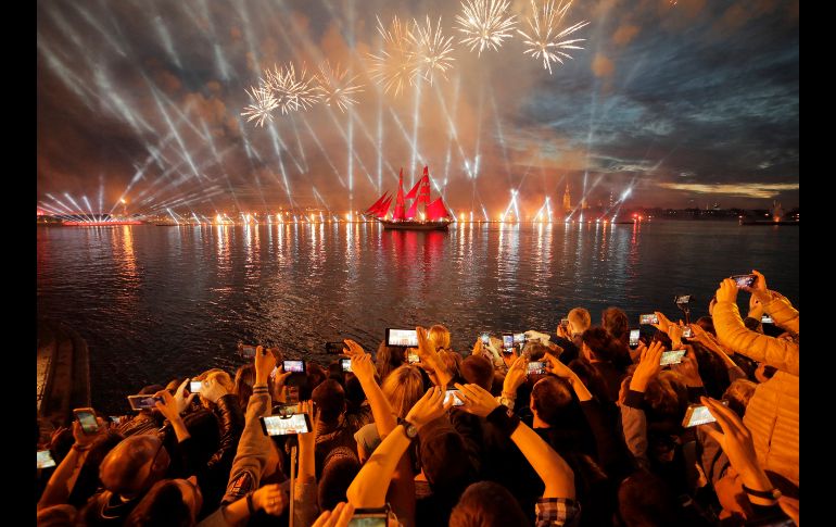 Un velero en el río Neva y fuegos artificiales forman parte de las celebraciones por las graduaciones escolares en San Petersburgo, Rusia. AP/D. Lovetsky
