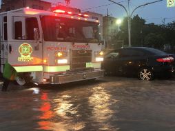 Gracias al oportuno trabajo de Protección Civil de Zapopan, los tripulantes del vehículo resultaron ilesos. ESPECIAL / Protección Civil Zapopan