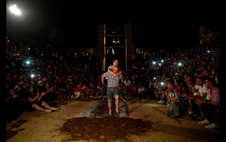 Una pareja pasa por brasas durante la llamada 