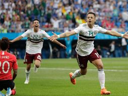 Hirving Lozano (I), nacido en la Ciudad de México, celebra con Javier 