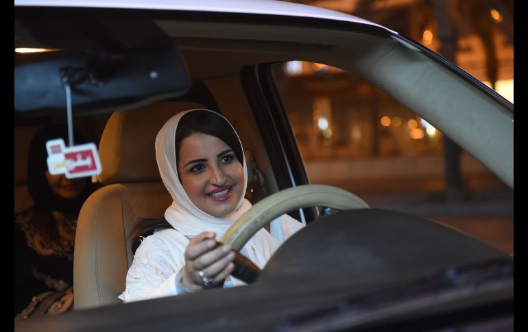 Una mujer conduce en Riad, Arabia Saudita. Tras una larga lucha de casi 30 años, las mujeres saudíes se han puesto al volante por primera vez en un clima festivo y reivindicativo.