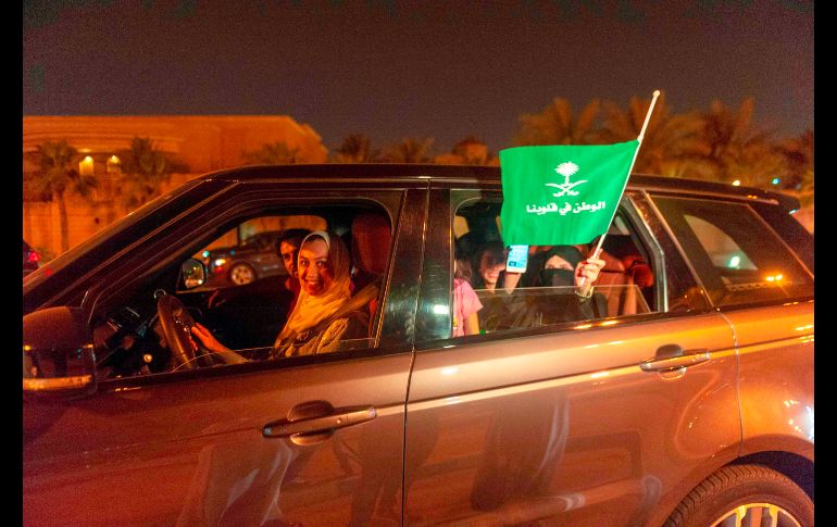 Una mujer y sus amigos celebran en Khobar su primera vez al volante. Este cambio permitirá que muchas mujeres dejen de depender de choferes privados o familiares hombres y supondrá un ahorro para las familias.