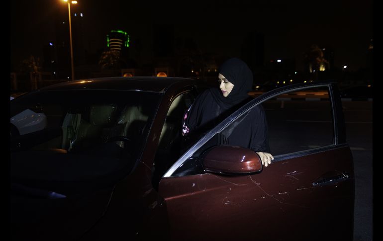 Sabika Habib se sube a su auto para conducir de la ciudad Khobar hacia Bahréin. Desde la primera hora del domingo, las mujeres empezaron a recorrer al volante las avenidas de la capital, Riad, y de otras ciudades del reino. AFP/H. Radwan