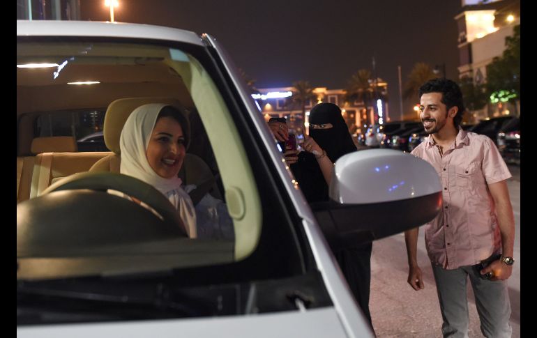 Una mujer muestra su apoyo a Samar Almogren (i) en Riad. 