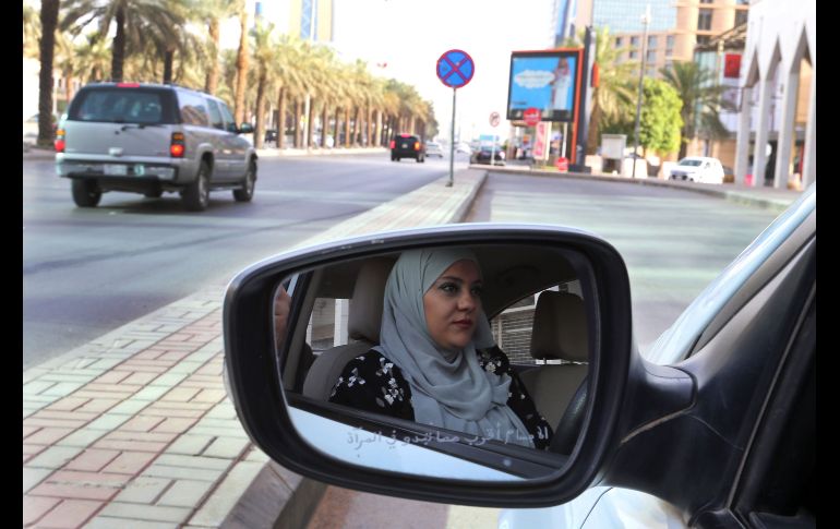 Dina Yousef maneja en Riad. El anhelo por conducir ha llevado a que se formen largas listas de espera en las autoescuelas saudíes, a pesar de los precios elevados de las mismas.