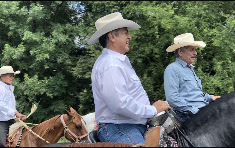 A una semana se los comicios, Rodríguez Calderón va acompañado de unos mil jinetes. TWITTER / @JaimeRdzNL