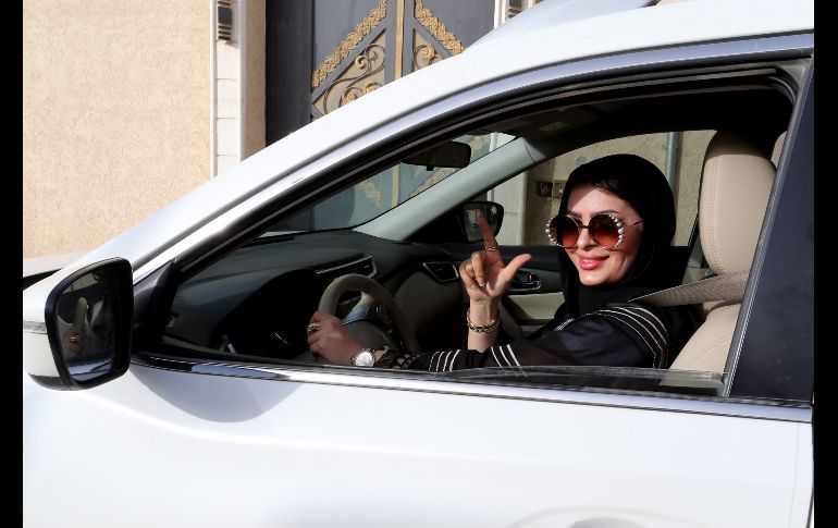 Huda al-Badri posa detrás del volante antes de conducir.