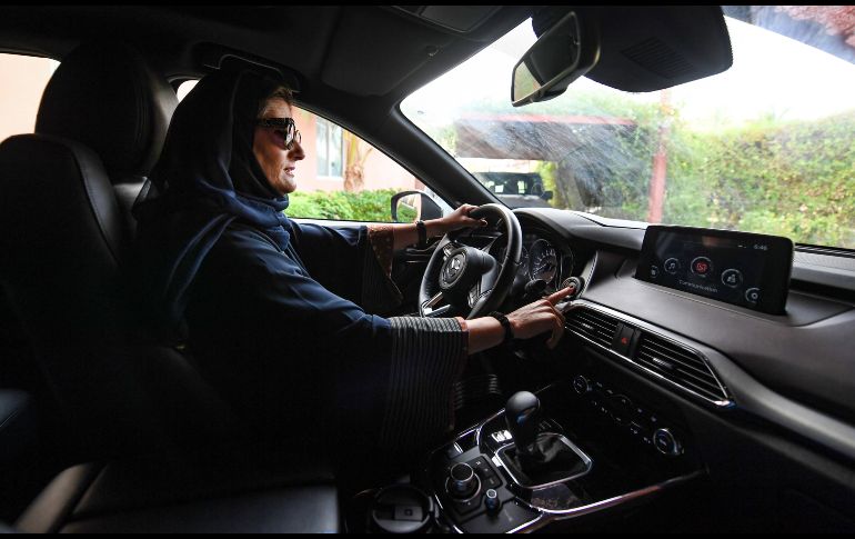 Durante décadas, los conservadores se apoyaron en interpretaciones rigoristas del islam para justificar la prohibición de conducir, algunos incluso alegando a que las mujeres no eran lo suficientemente inteligentes para ponerse detrás del volante. AFP/A. Hilabi