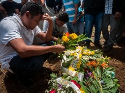 Nelson Gabriel Lorío entierra a su hijo Teyler, una de las víctimas de la violencia por las protestas en Nicaragua . EFE / D. López