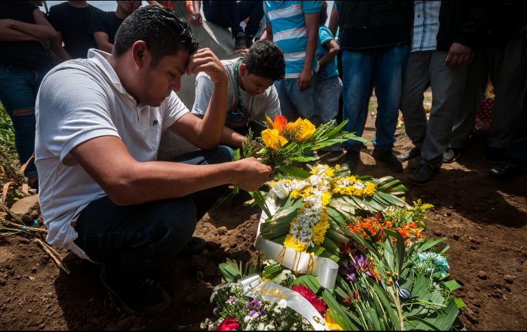 Nelson Gabriel Lorío entierra a su hijo Teyler, una de las víctimas de la violencia por las protestas en Nicaragua . EFE / D. López