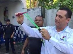 Bogar Ruiz, alcalde de Alvarado, afirmó que su mejor arma es su credencial de elector este 1 de julio. TWITTER / @Linda_Covarrubi