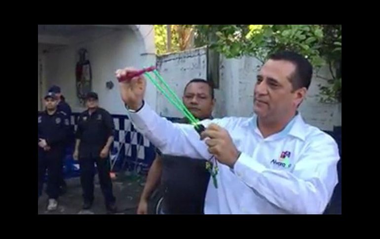Bogar Ruiz, alcalde de Alvarado, afirmó que su mejor arma es su credencial de elector este 1 de julio. TWITTER / @Linda_Covarrubi