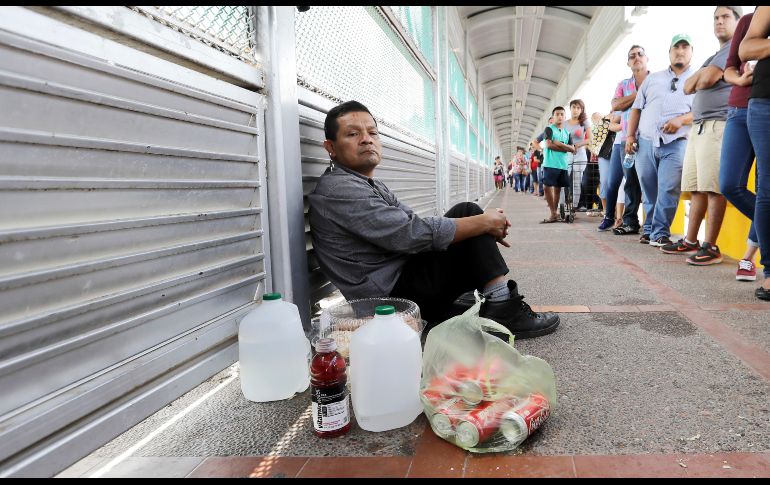 Rubén Prado, un migrante guatemalteco que busca asilo en Estados Unidos, aguarda en el puente internacional en Matamoros, Tamaulipas, para entrar al país vecino. AP/D. Philip
