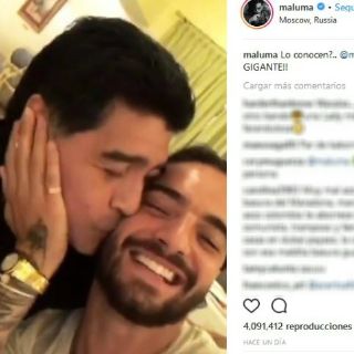 Sorprende beso de Maradona a Maluma en redes