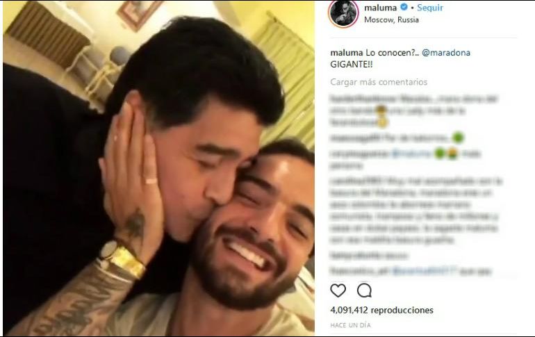 Maradona le besó la mejilla a Maluma durante un video. INSTAGRAM / maluma