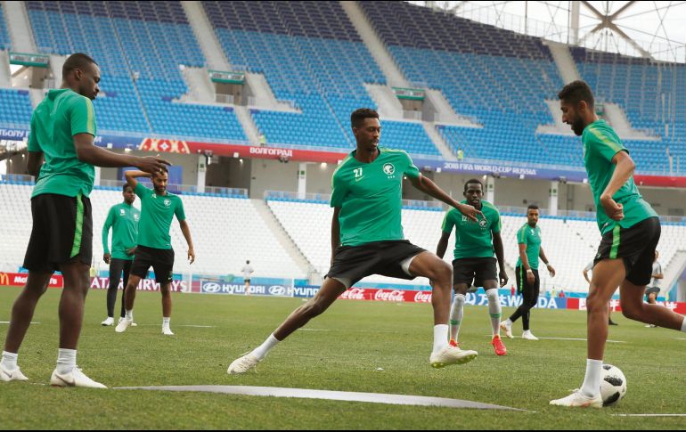 Jugadores de Arabia Saudí se preparan para el duelo de hoy ante Egipto. NTX