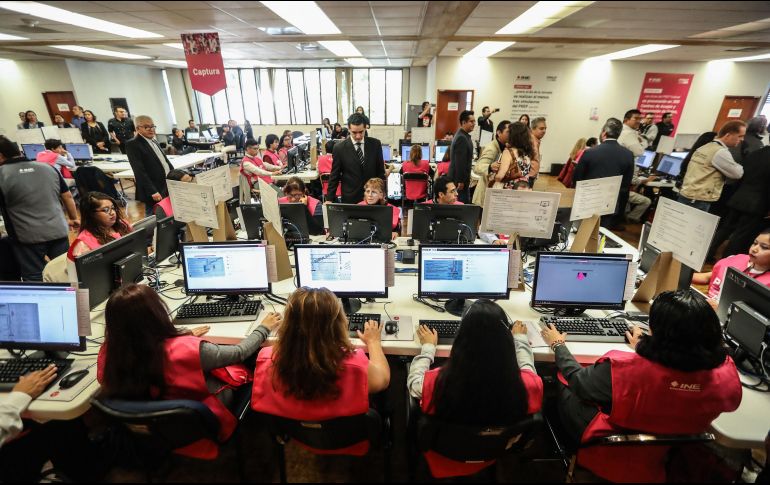 Lorenzo Córdova supervisó el simulacro de elecciones realizado en el Centro de Captura y Verificación. SUN/G. Espinosa