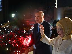 Recep Tayyip Erdogan y su esposa, Emine, festejan el triunfo electoral ante miles de simpatizantes. AP/Presidencia de Turquía