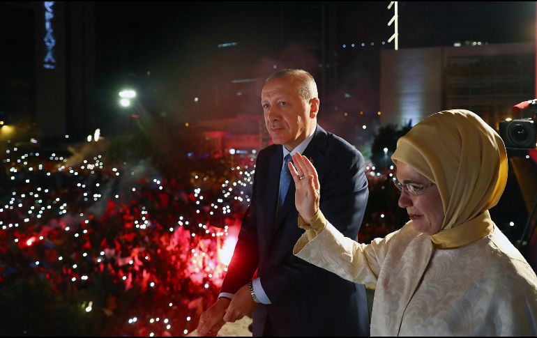 Recep Tayyip Erdogan y su esposa, Emine, festejan el triunfo electoral ante miles de simpatizantes. AP/Presidencia de Turquía
