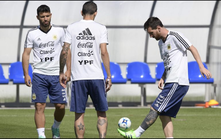 Messi (d) Angel di María (c) y Sergio Agüero (d) se ejercitan con un balón pequeño en Bronnitsy. AFP/J. Mabromata