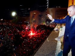 Recep Tayyip Erdogan saluda a sus simpatizantes tras el cierre de los colegios electorales en las elecciones parlamentarias y presidenciales, en Ankara. EFE/Presidencia de Turquía