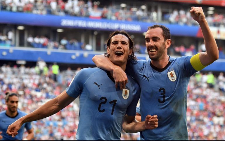 Cavani y Godin celebran el gol que selló la goleada de Uruguay sobre Rusia. AFP / F. Coffrini