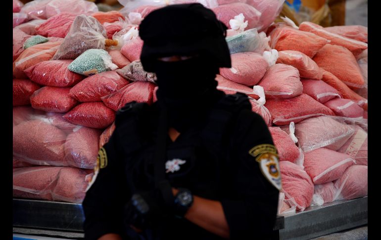 Un policía tailandés vigila varias bolsas con narcóticos antes de proceder a la destrucción de nueve mil 322 kilos de drogas ilegales en la ciudad de Bang Pa-in, Tailandia. EFE/ N.Sangnak