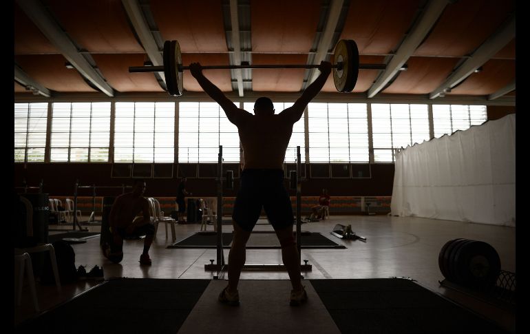 El italiano Mirco Scarantino entrena previo a la competencia de levantamiento de pesas en los Juegos Mediterráneos, disputados en Constanti, España. AFP/J. Lago