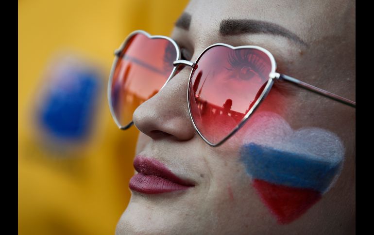 Una aficionada de Rusia asiste a la zona para fans en Sochi para ver el partido entre Rusia y Uruguay, en el marco de la Copa del Mundo de la FIFA. AFP/A. Dennis