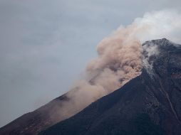 El volcán de Fuego registra entre cinco y siete explosiones por hora que elevan una columna gris de ceniza a cuatro mil 500 metros de altura sobre el nivel del mar. AP / ARCHIVO