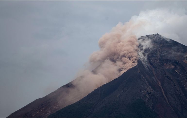 El volcán de Fuego registra entre cinco y siete explosiones por hora que elevan una columna gris de ceniza a cuatro mil 500 metros de altura sobre el nivel del mar. AP / ARCHIVO