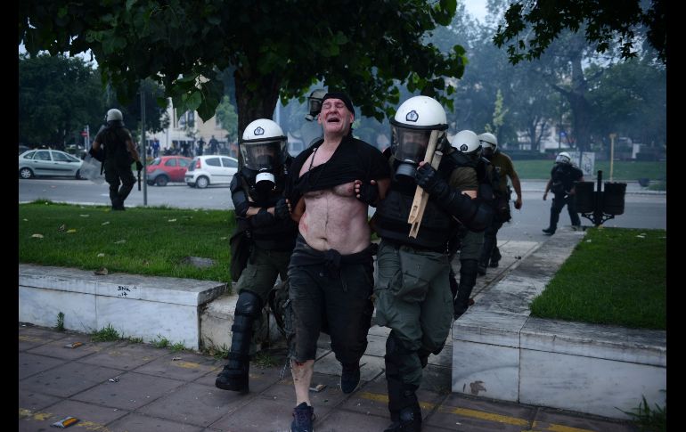 Policías detienen a un manifestante en Tesalónica, Grecia, durante una protesta en contra del acuerdo del gobierno por el cambio de nombre del vecino Macedonia. AP/G. Papanikos