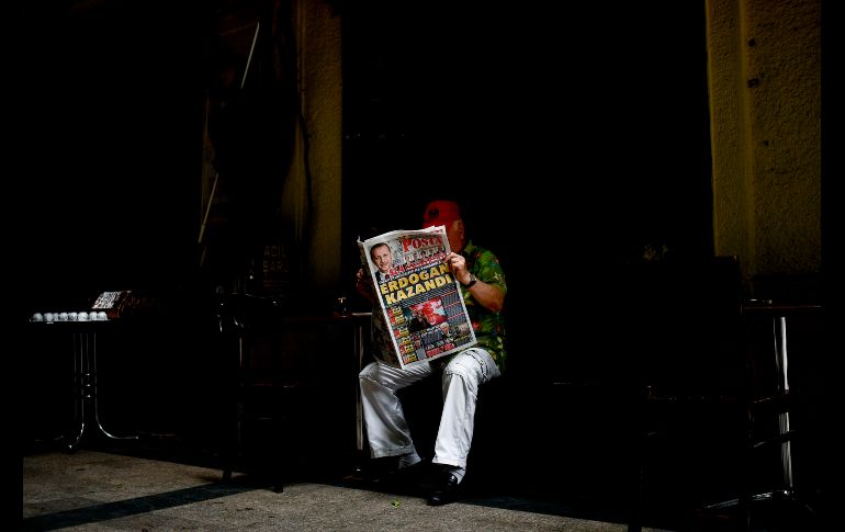 Un hombre lee las noticias en Estambul, Turquía, un día después de las elecciones presidenciales y parlamentarias. AFP/A. Messinis