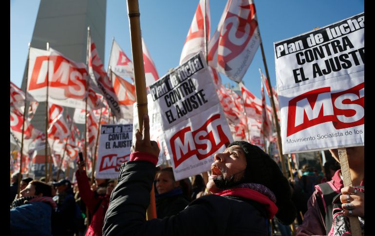 Manifestantes se reúnen en el centro de Buenos Aires, Argentina, en el marco de una huelga convocada por el sindicato más grande del país en protesta por las políticas de austeridad del presidente Mauricio Macri. AP/J. Sáenz