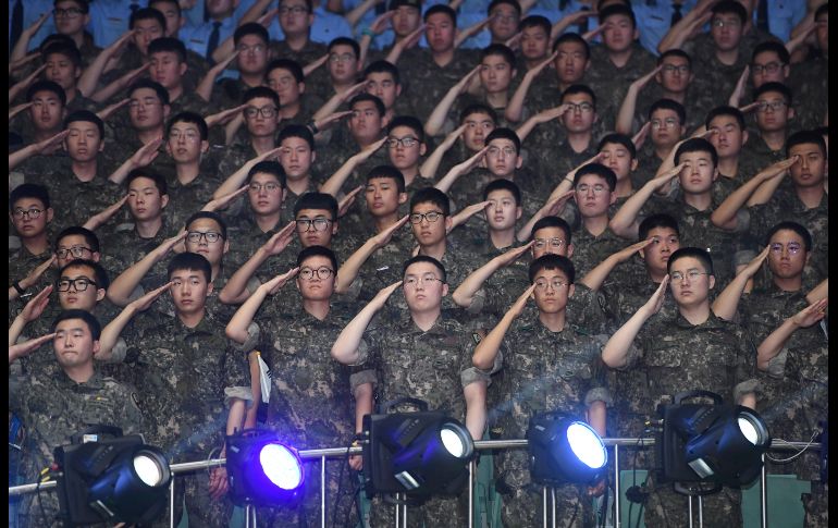 Soldados saludan en Seúl, Corea del Sur, en una ceremonia por el 68 aniversario del inicio de la Guerra de Corea. AFP/Jung Y.