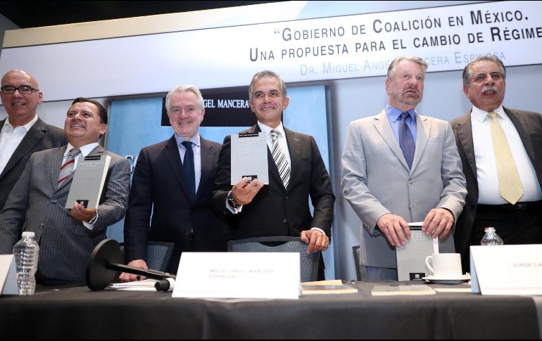 Miguel Ángel Mancera estuvo acompañado de Dante Delgado, Manuel Granados, Santiago Creel y Carlos Castañeda. SUN / L. Godínez